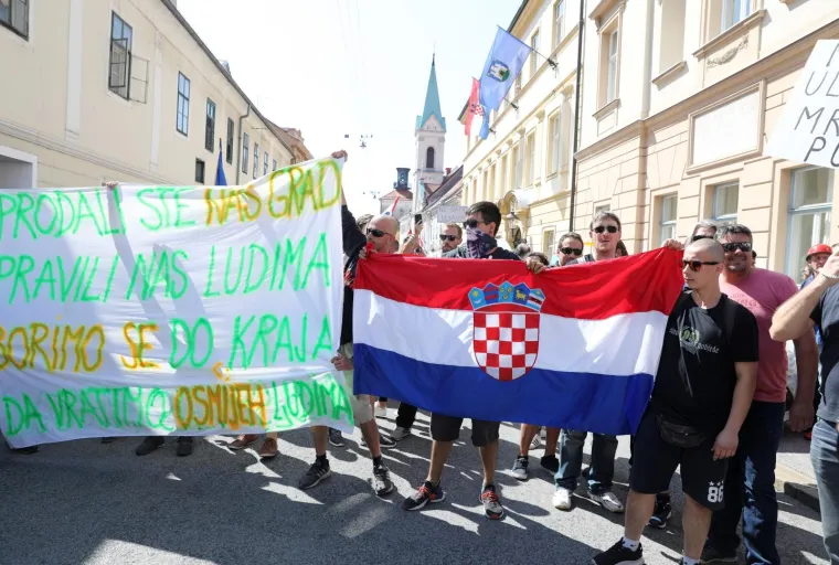 PROSVJED &Scaron;KVERANA ZA SVOJE PLAĆE: Na Markovom trgu traže ostavku Uprave