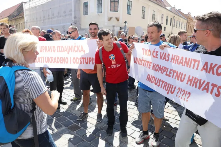 PROSVJED &Scaron;KVERANA ZA SVOJE PLAĆE: Na Markovom trgu traže ostavku Uprave