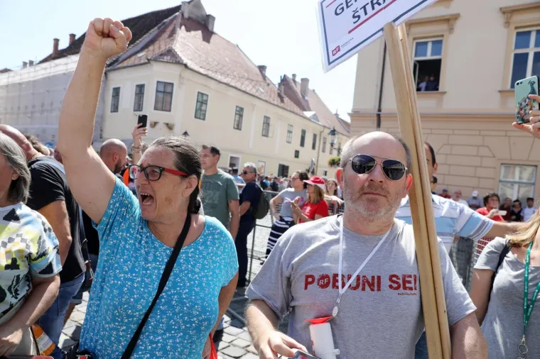 PROSVJED &Scaron;KVERANA ZA SVOJE PLAĆE: Na Markovom trgu traže ostavku Uprave