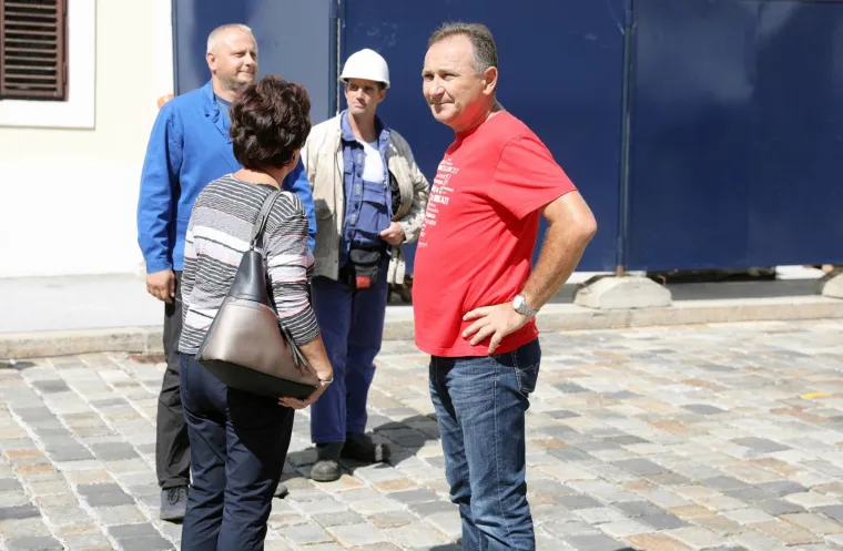 PROSVJED &Scaron;KVERANA ZA SVOJE PLAĆE: Na Markovom trgu traže ostavku Uprave