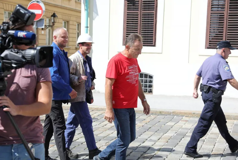 PROSVJED &Scaron;KVERANA ZA SVOJE PLAĆE: Na Markovom trgu traže ostavku Uprave