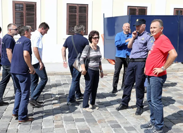 PROSVJED &Scaron;KVERANA ZA SVOJE PLAĆE: Na Markovom trgu traže ostavku Uprave