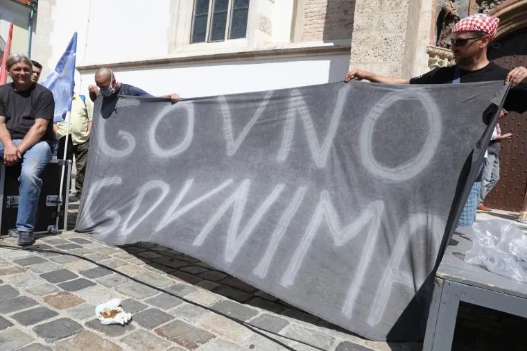 PROSVJED &Scaron;KVERANA ZA SVOJE PLAĆE: Na Markovom trgu traže ostavku Uprave