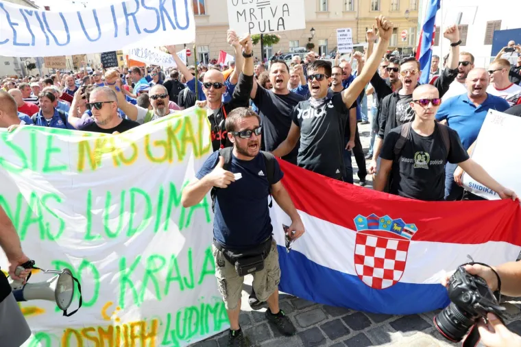 PROSVJED &Scaron;KVERANA ZA SVOJE PLAĆE: Na Markovom trgu traže ostavku Uprave