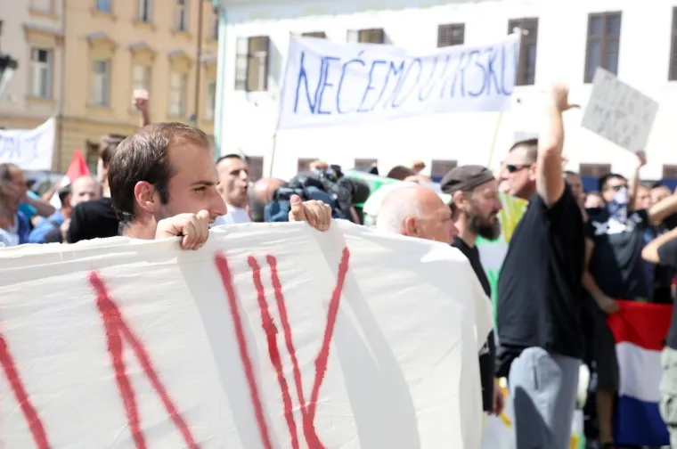 PROSVJED &Scaron;KVERANA ZA SVOJE PLAĆE: Na Markovom trgu traže ostavku Uprave