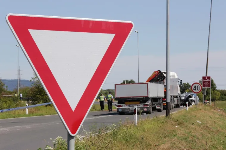 Kod Bobovice je u sudaru automobila i &scaron;lepera poginula jedna osoba