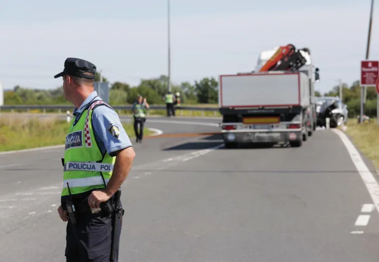 Kod Bobovice je u sudaru automobila i &scaron;lepera poginula jedna osoba