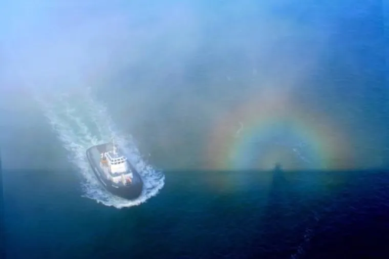 Glorija, donekle slična dugi,  nastaje kada se Sunčeva ili Mjesečeva svjetlost lome na kapljicama vode. Kako biste ju vidjeli trebate stajati na povi&scaron;enom (mostu ili brdu) a sunce treba biti ravno iza vas.