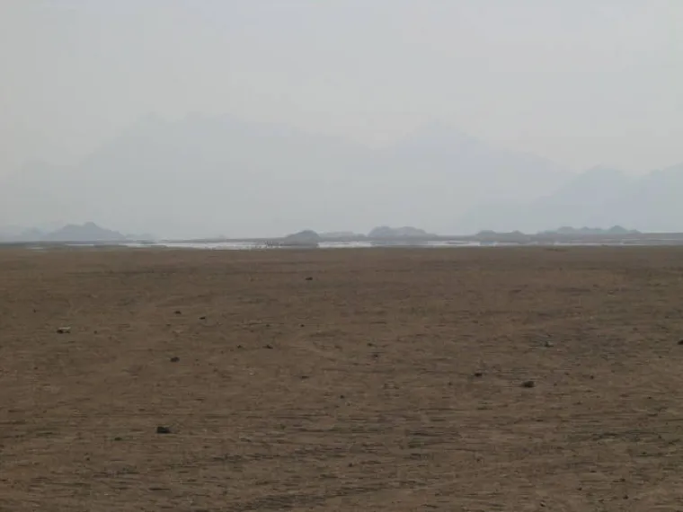 Miraž nastaje zbog loma svjetlosti pri slojevima zraka različitih temperatura.  Često se može vidjeti ljeti iznad asfaltiranih prometnica koje izgledaju kao da trepere