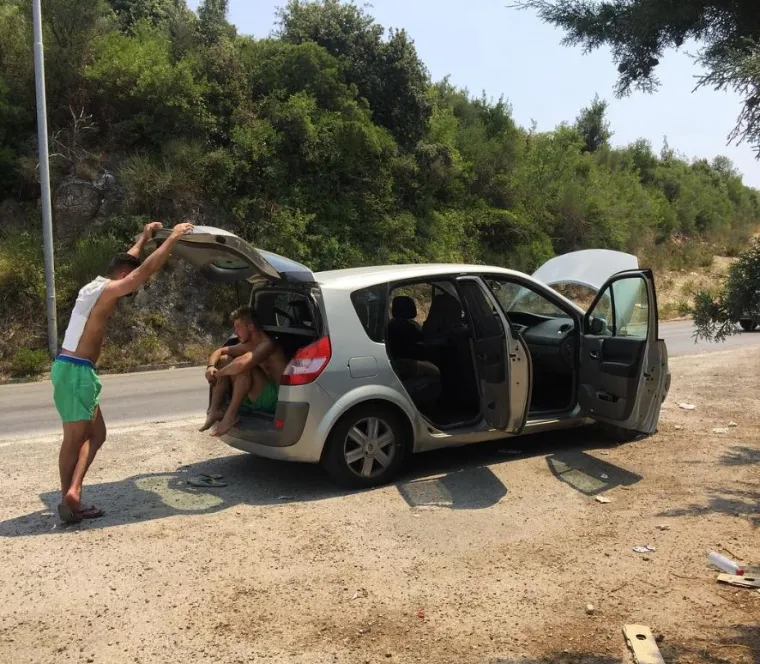 &Scaron;to drugo napraviti kada ti usred ničega krepa auto? A &scaron;toi drugo, pustiti glazbu i uživati u vrućini.