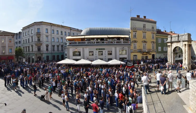 Traže odlazak Uprave i isplatu plaća