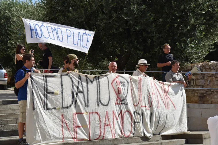 &Scaron;KVERANI NE ODUSTAJU: Radnici Uljanika i peti dan iza&scaron;li na gradske ulice