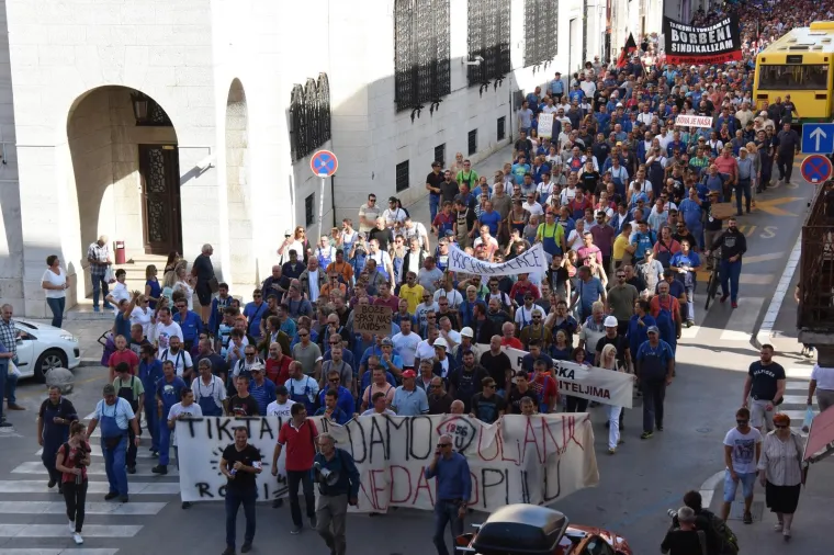 &Scaron;KVERANI NE ODUSTAJU: Radnici Uljanika i peti dan iza&scaron;li na gradske ulice