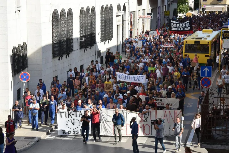 &Scaron;KVERANI NE ODUSTAJU: Radnici Uljanika i peti dan iza&scaron;li na gradske ulice