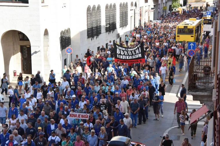 &Scaron;KVERANI NE ODUSTAJU: Radnici Uljanika i peti dan iza&scaron;li na gradske ulice