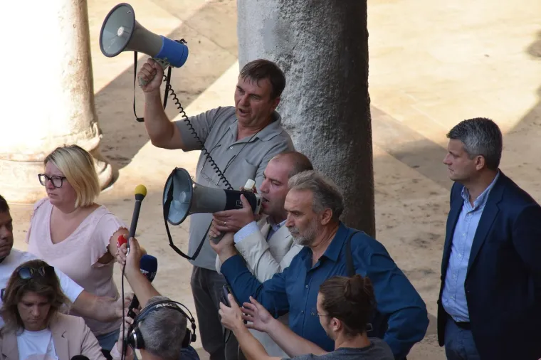&Scaron;KVERANI NE ODUSTAJU: Radnici Uljanika i peti dan iza&scaron;li na gradske ulice