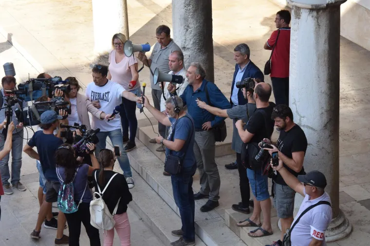 &Scaron;KVERANI NE ODUSTAJU: Radnici Uljanika i peti dan iza&scaron;li na gradske ulice