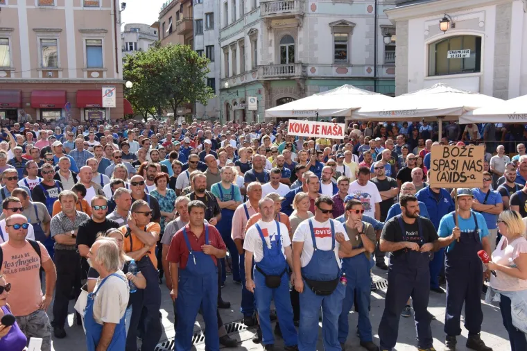 &Scaron;KVERANI NE ODUSTAJU: Radnici Uljanika i peti dan iza&scaron;li na gradske ulice