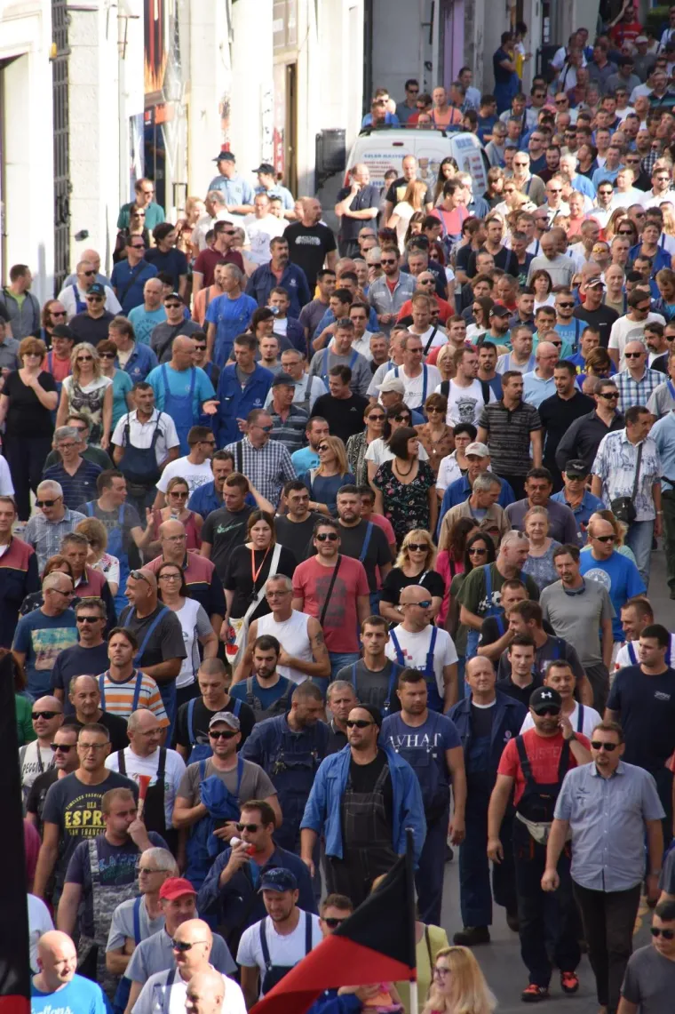 &Scaron;KVERANI NE ODUSTAJU: Radnici Uljanika i peti dan iza&scaron;li na gradske ulice