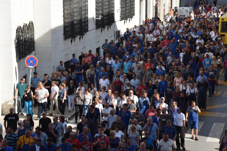 &Scaron;KVERANI NE ODUSTAJU: Radnici Uljanika i peti dan iza&scaron;li na gradske ulice