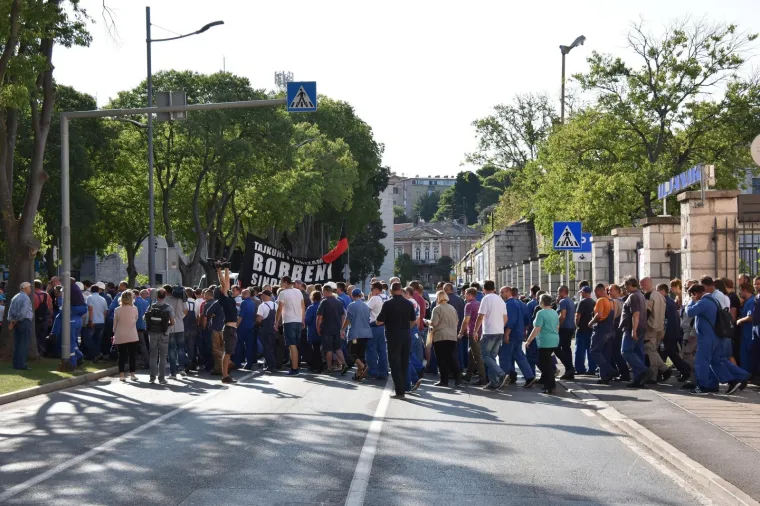 &Scaron;KVERANI NE ODUSTAJU: Radnici Uljanika i peti dan iza&scaron;li na gradske ulice
