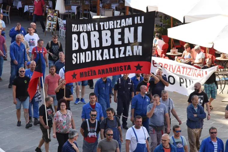 &Scaron;KVERANI NE ODUSTAJU: Radnici Uljanika i peti dan iza&scaron;li na gradske ulice