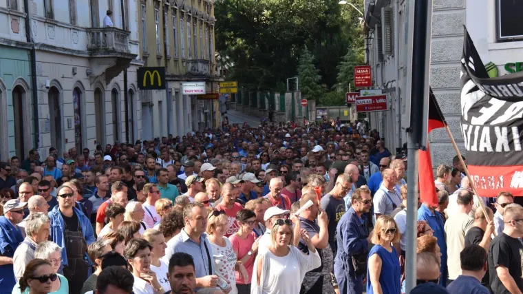 &Scaron;KVERANI NE ODUSTAJU: Radnici Uljanika i peti dan iza&scaron;li na gradske ulice