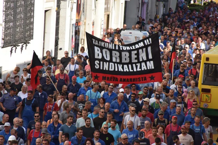 &Scaron;KVERANI NE ODUSTAJU: Radnici Uljanika i peti dan iza&scaron;li na gradske ulice