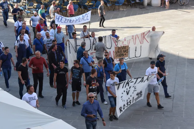 &Scaron;KVERANI NE ODUSTAJU: Radnici Uljanika i peti dan iza&scaron;li na gradske ulice