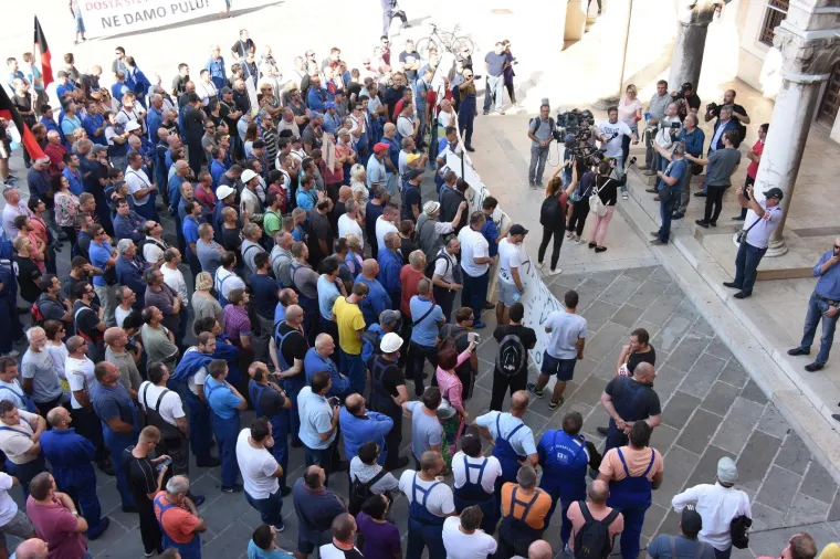 &Scaron;KVERANI NE ODUSTAJU: Radnici Uljanika i peti dan iza&scaron;li na gradske ulice