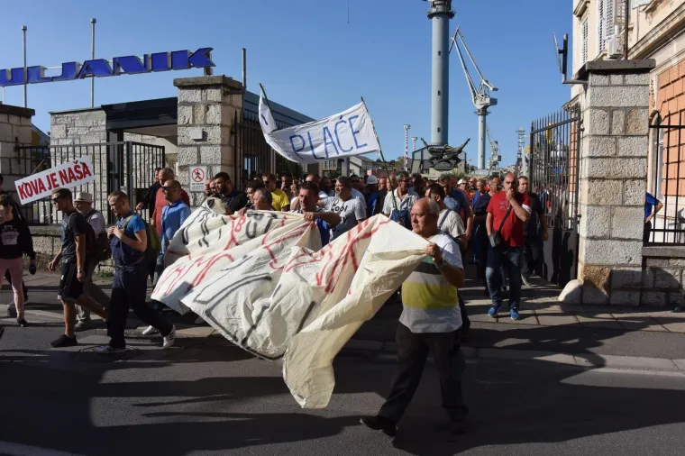 &Scaron;KVERANI NE ODUSTAJU: Radnici Uljanika i peti dan iza&scaron;li na gradske ulice