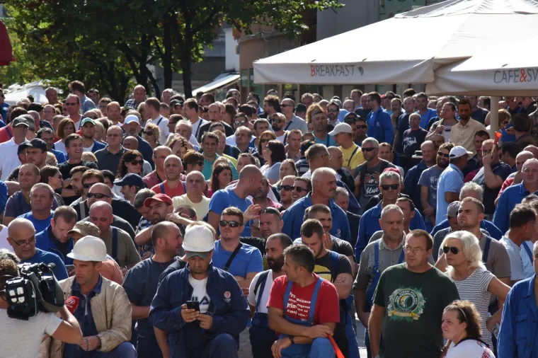&Scaron;KVERANI NE ODUSTAJU: Radnici Uljanika i peti dan iza&scaron;li na gradske ulice
