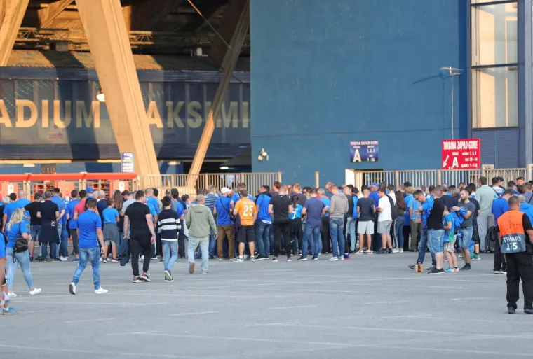 Navijači podno stadiona Maksmiri spremaju se za utakmicu Dinamo - Young Boys.
