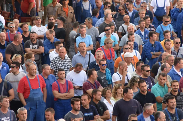 Peti je dan &scaron;trajka radnika Uljanika koji su i danas točno u 9 sati ujutro iz Uljanika krenuli prosvjedovati gradskim ulicama.