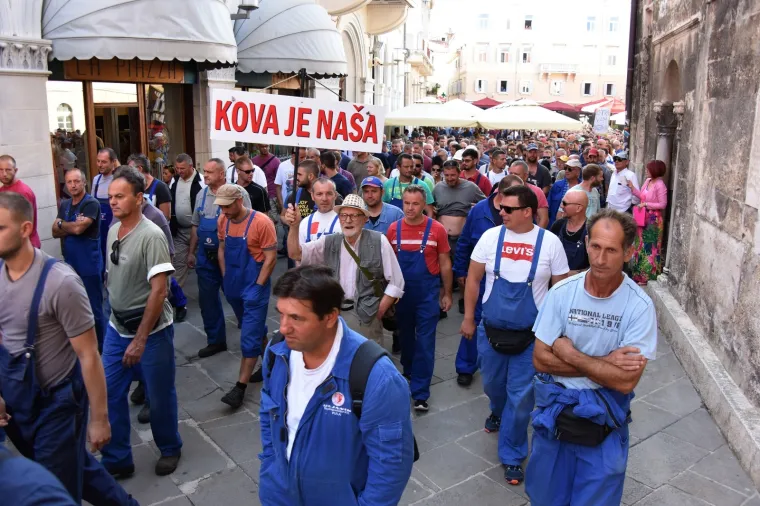 Peti je dan &scaron;trajka radnika Uljanika koji su i danas točno u 9 sati ujutro iz Uljanika krenuli prosvjedovati gradskim ulicama.