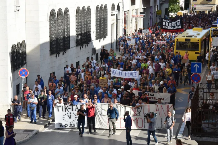 Peti je dan &scaron;trajka radnika Uljanika koji su i danas točno u 9 sati ujutro iz Uljanika krenuli prosvjedovati gradskim ulicama.