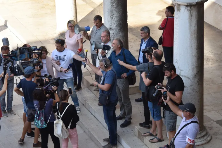 Peti je dan &scaron;trajka radnika Uljanika koji su i danas točno u 9 sati ujutro iz Uljanika krenuli prosvjedovati gradskim ulicama.