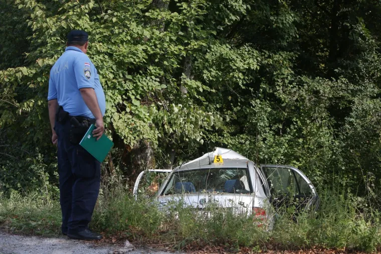 Te&scaron;ka nesreća kod Vukove Gorice: U slijetanju auta s ceste dvoje mrtvih, jedna osoba ozlijeđena