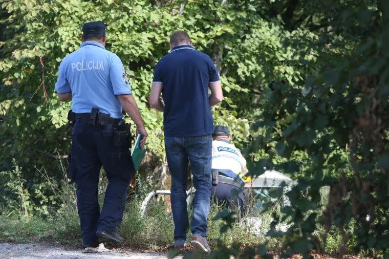 Te&scaron;ka nesreća kod Vukove Gorice: U slijetanju auta s ceste dvoje mrtvih, jedna osoba ozlijeđena