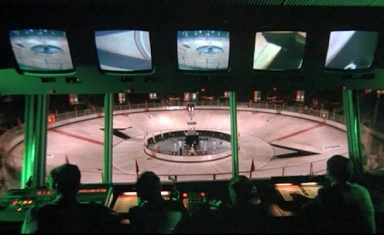 U originalnoj verziji iz 1975., u distopijskom svijetu Rollerballa ne postoje države, samo globalne korporacije koje koriste krvavi sport za međusobne simboličke obračune te kako bi namirili ljudsku krvoločnu prirodu i uni&scaron;tili svaku individualnost.