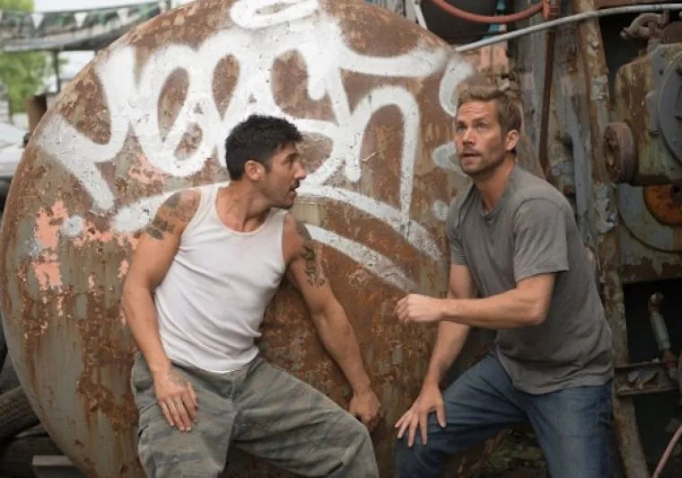 U remaku Predgrađa 13., Brick Mansionsu, dijelovi Detroita su ograđeni zidom i prepu&scaron;teni kriminalcima.