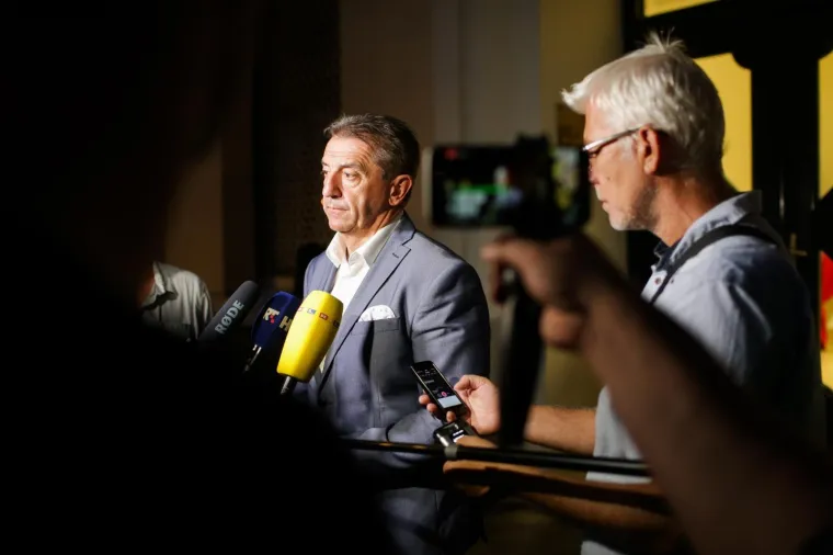 Četiri autobusa sa 200 HDZ-ovaca iz Gospića doslo je pred HDZ. Karlo Ressler i Darko Nekić napustili su prostorije HDZ-a te nisu održali sastanak sa ličkim HDZ-ovcima. Karlo Ressler i Darko Milinović dali su izjavu za medije.