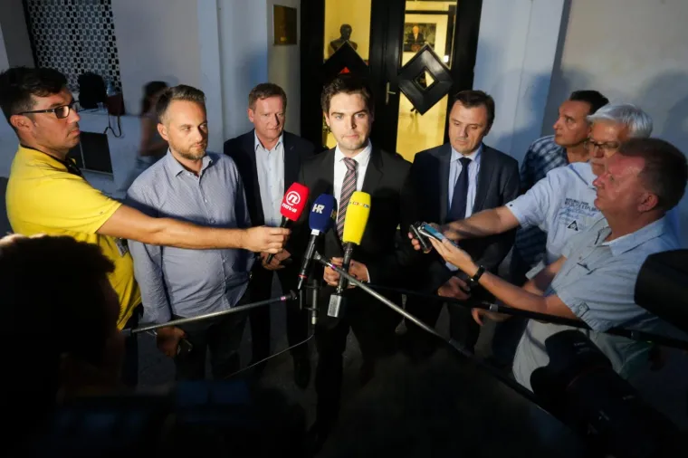 Četiri autobusa sa 200 HDZ-ovaca iz Gospića doslo je pred HDZ. Karlo Ressler i Darko Nekić napustili su prostorije HDZ-a te nisu održali sastanak sa ličkim HDZ-ovcima. Karlo Ressler i Darko Milinović dali su izjavu za medije.