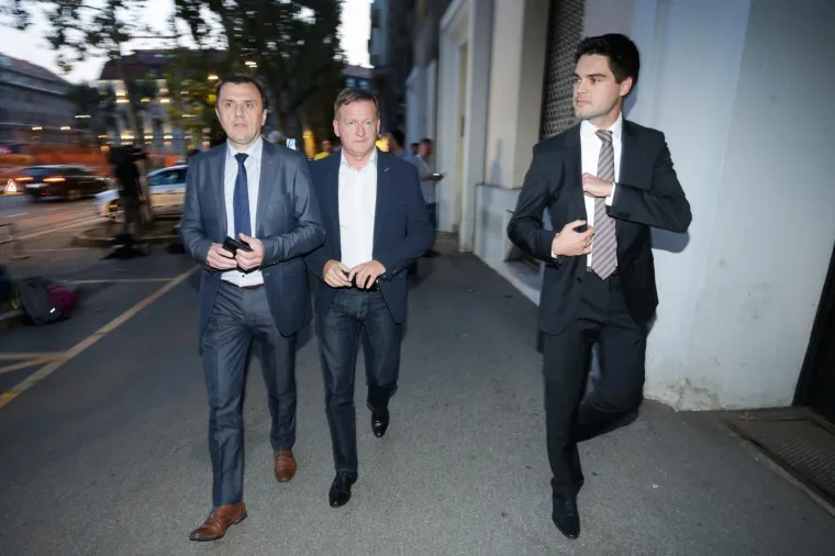 Četiri autobusa sa 200 HDZ-ovaca iz Gospića doslo je pred HDZ. Karlo Ressler i Darko Nekić napustili su prostorije HDZ-a te nisu održali sastanak sa ličkim HDZ-ovcima. Karlo Ressler i Darko Milinović dali su izjavu za medije.