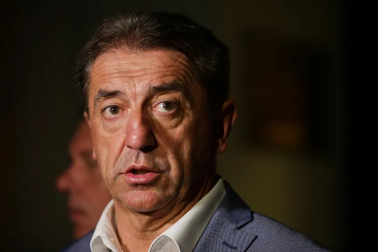 Četiri autobusa sa 200 HDZ-ovaca iz Gospića doslo je pred HDZ. Karlo Ressler i Darko Nekić napustili su prostorije HDZ-a te nisu održali sastanak sa ličkim HDZ-ovcima. Karlo Ressler i Darko Milinović dali su izjavu za medije.