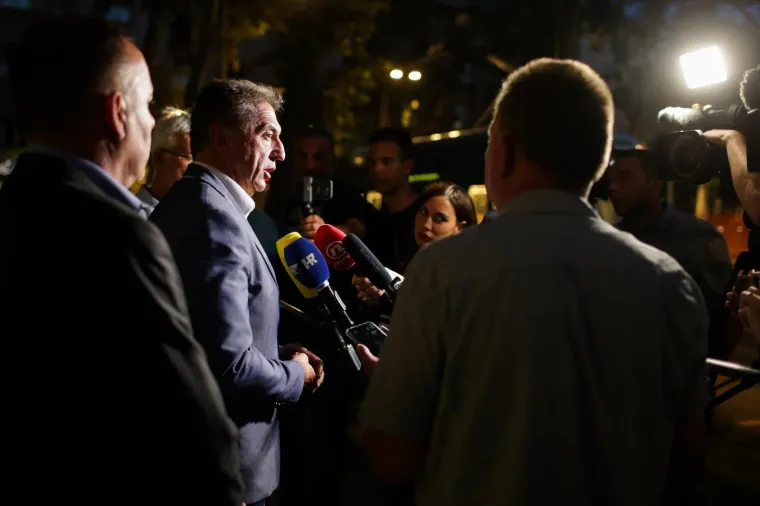 Četiri autobusa sa 200 HDZ-ovaca iz Gospića doslo je pred HDZ. Karlo Ressler i Darko Nekić napustili su prostorije HDZ-a te nisu održali sastanak sa ličkim HDZ-ovcima. Karlo Ressler i Darko Milinović dali su izjavu za medije.