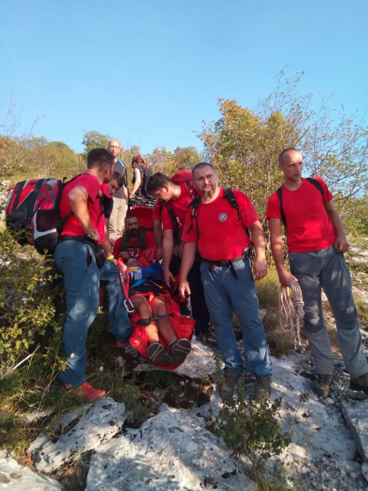 Popodnevni odmor članova HGSS Stanice Gospić jučer je prekinuo poziv za akciju spa&scaron;avanja. Ovog puta radilo se o "planinaru" koji je pao ispod samog vrha Zir s visine od pet metara i pritom zadobio prijelom nadlaktice i nekoliko hematoma.