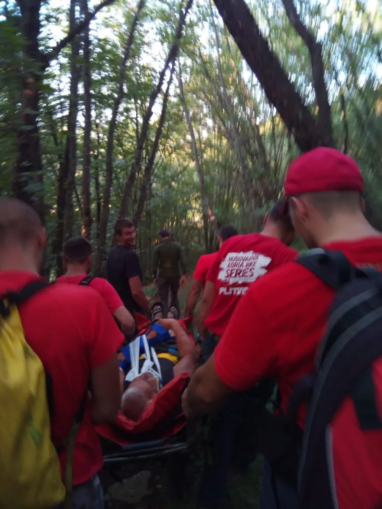 Popodnevni odmor članova HGSS Stanice Gospić jučer je prekinuo poziv za akciju spa&scaron;avanja. Ovog puta radilo se o "planinaru" koji je pao ispod samog vrha Zir s visine od pet metara i pritom zadobio prijelom nadlaktice i nekoliko hematoma.