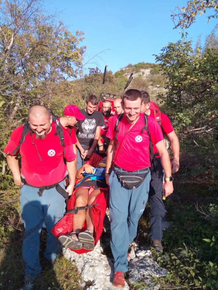 Popodnevni odmor članova HGSS Stanice Gospić jučer je prekinuo poziv za akciju spa&scaron;avanja. Ovog puta radilo se o "planinaru" koji je pao ispod samog vrha Zir s visine od pet metara i pritom zadobio prijelom nadlaktice i nekoliko hematoma.