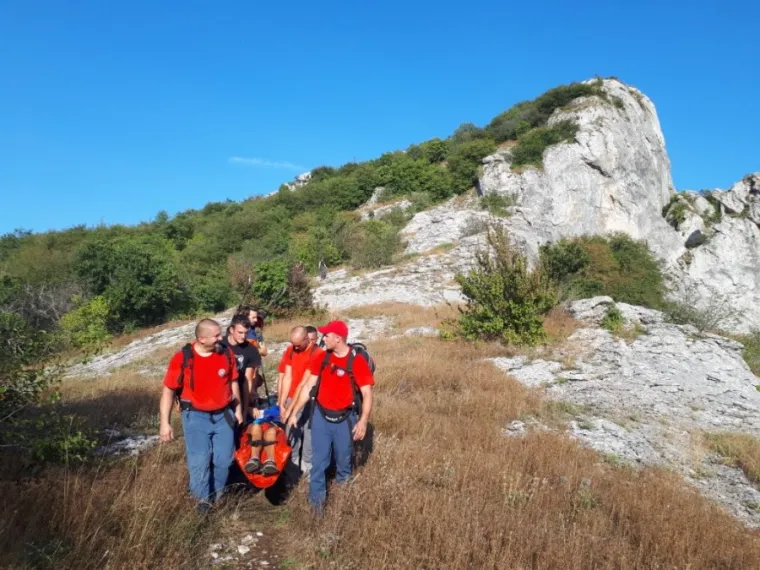 Popodnevni odmor članova HGSS Stanice Gospić jučer je prekinuo poziv za akciju spa&scaron;avanja. Ovog puta radilo se o "planinaru" koji je pao ispod samog vrha Zir s visine od pet metara i pritom zadobio prijelom nadlaktice i nekoliko hematoma.